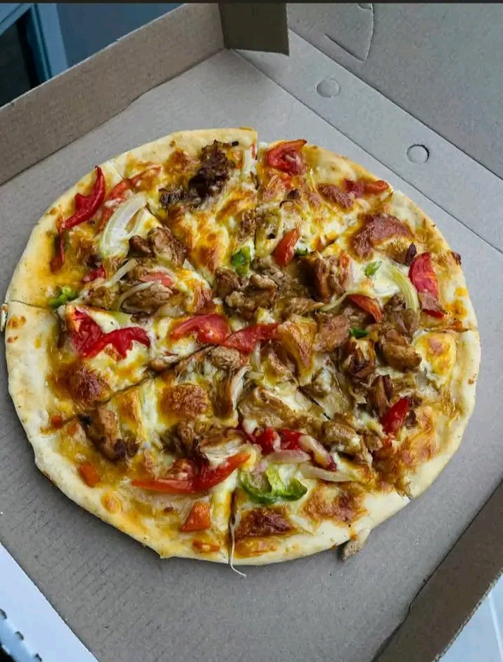 Chicken and pepper pizza